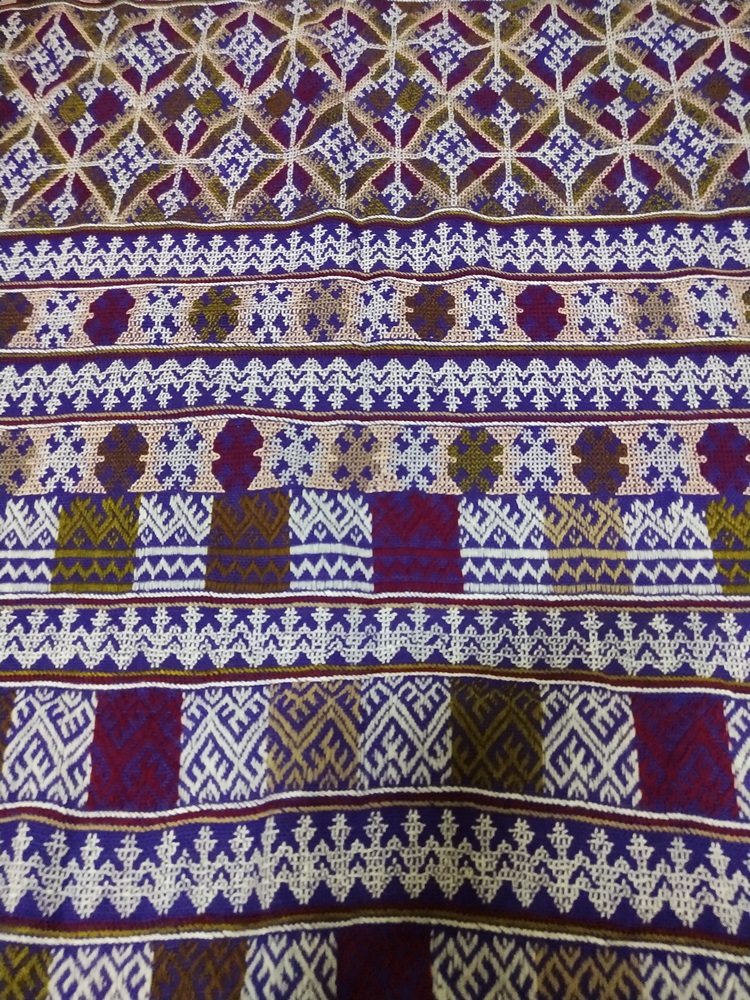 P383 ผ้าปักมือ พื้นสีม่วง ลายโบราณทั้งผืน