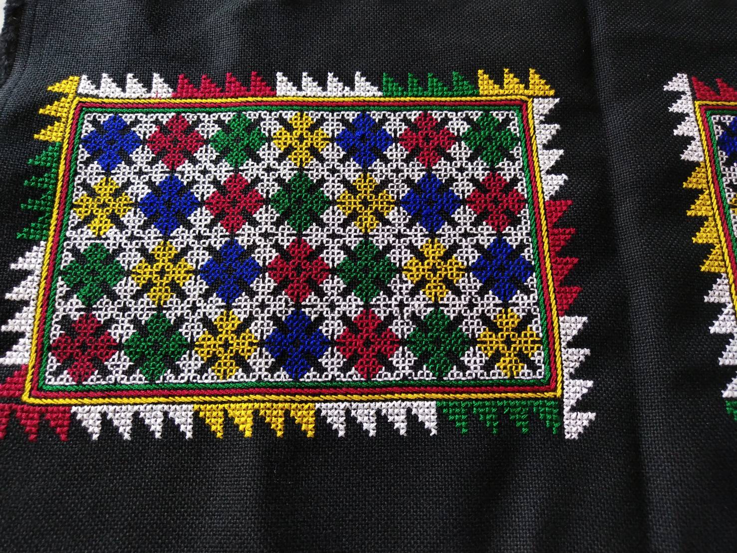 P404 ผ้าปักลายกระเป๋า 1 คู่ ปักลายโบราณ