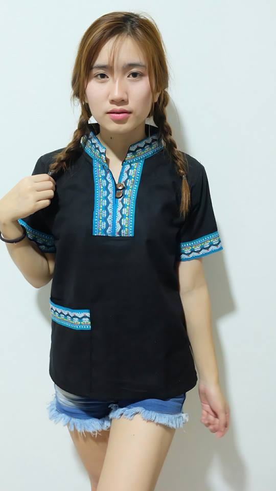 เสื้อนากา เสื้อผ้าพื้นเมือง เสื้อผ้าฝ้ายล้านนา รุ่นคอจีน ปกฟ้า แต่งลายผ้าพื้นเมืองแบบสวยเรียบหรู มีกระเป๋าหน้า