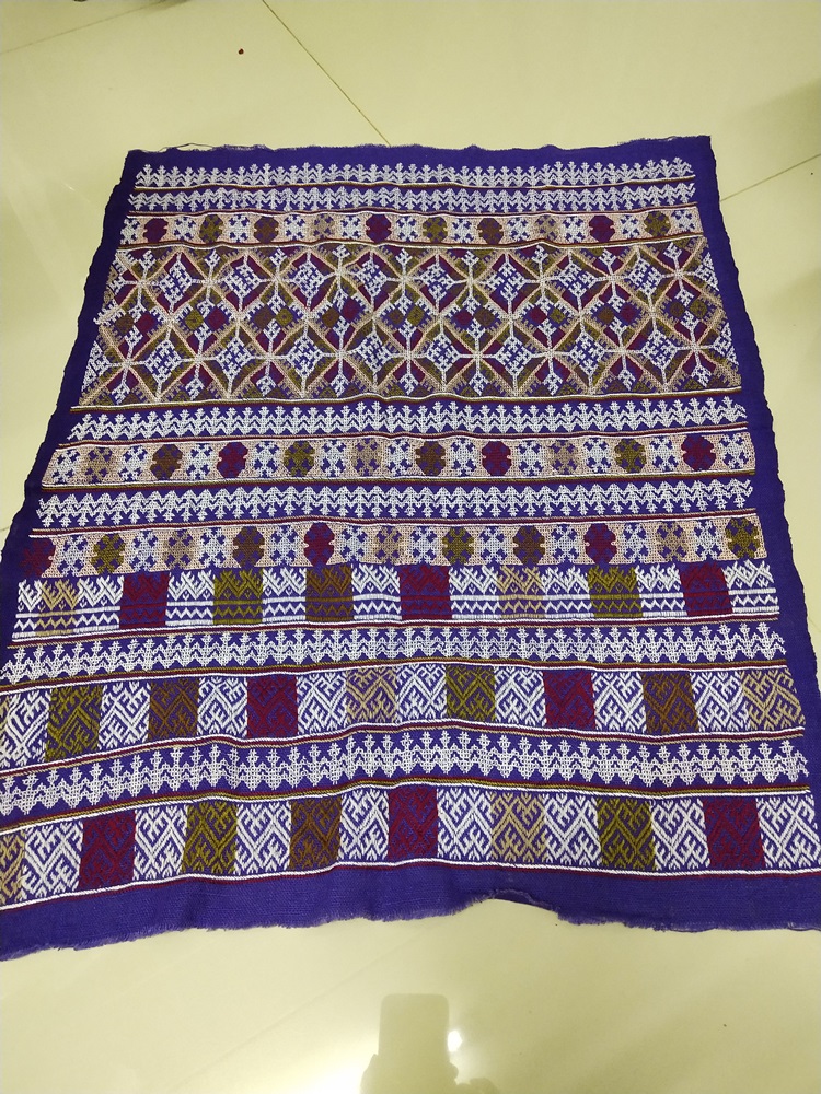 P383 ผ้าปักมือ พื้นสีม่วง ลายโบราณทั้งผืน