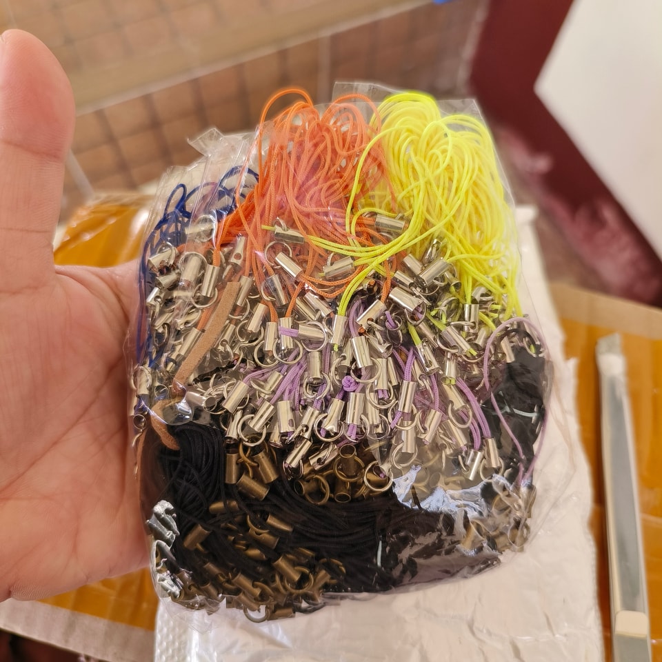 สายคล้องโทรศัพท์ คละสี (ไม่มีก้ามปู) แพ็คละ 20 ชิ้น / 20 บาท