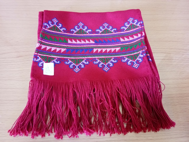 ผ้าพันคอผ้าปักมือ สีแดงสดใส