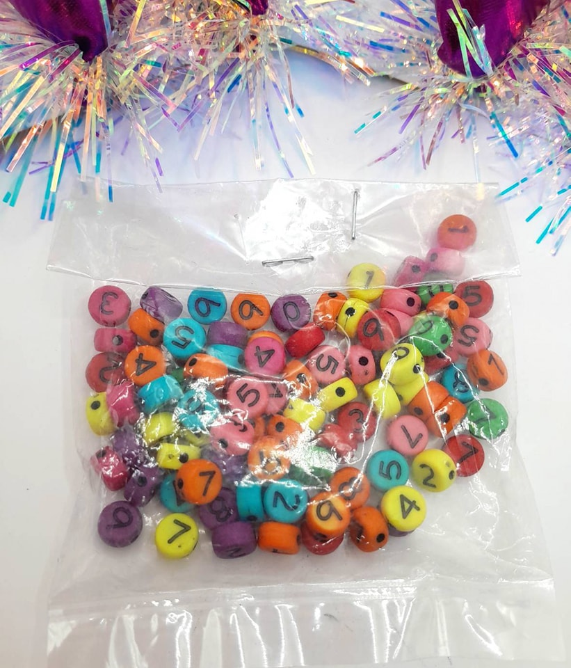 ลูกปัดแฟนซี ทรงกลมแบน ลายตัวเลข คละสี แพค 20฿