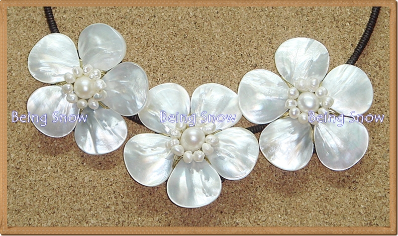 โช๊คเกอร์มุกแท้ประดับเปลือกหอยดอกไม้ (สีขาว)