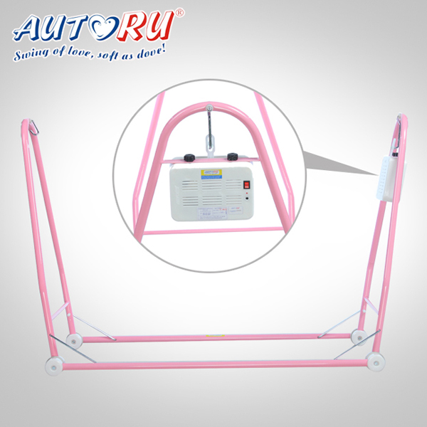 เปลไกวไฟฟ้า Autoru รุ่น Eco ตอบโจทย์สำหรับครอบครัวขนาดเล็ก ที่มีพื้นที่ใช้สอยภายในบ้านจำกัด เปลไกวไฟฟ้า Autoru รุ่น Eco เป็นเปลไกวไฟฟ้าชุดสุดคุ้มที่มากด้วยฟังก์ชั่นการใช้งาน ด้วยดีไซน์ที่กะทัดรัด เปลไกวไฟฟ้ามีน้ำหนักเพียง 7.5 กก. จึงช่วยให้เคลื่อนย้ายสะดวก ติดตั้งง่าย พร้อมออกแบบมาอย่างเหมาะสมกับสรีระลูกน้อยวัยทารก ด้วยฐานรองรับแผ่นหลังแบบเฟรมที่ช่วยป้องกันไม่ให้หลังของลูกน้อยโค้งงอในยามนอน เอกสิทธิ์พิเศษเฉพาะ เปลไกวไฟฟ้า Autoru เท่านั้น นอกจากนี้ เปลไกวไฟฟ้า Autoru ยังสามารถปรับระดับความเร็วในการไกวได้ถึง 6 ระดับ ตามน้ำหนักของน้อง และด้วยการเคลื่อนไหวที่นุ่มนวลสม่ำเสมอ โดยไร้เสียงดังรบกวน ลูกน้อยจึงหลับสนิทได้ตลอดวัน เปลไกวไฟฟ้า Autoru รุ่น Eco มี 2 สีให้เลือกสีฟ้าและสีชมพู พร้อมการรับประกัน 1 ปีเต็ม