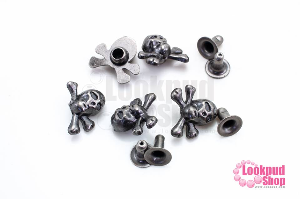 หมุดติดเสื้อ รูปหัวกระโหลก สีรมดำ 11x12มิล (5ชุด)