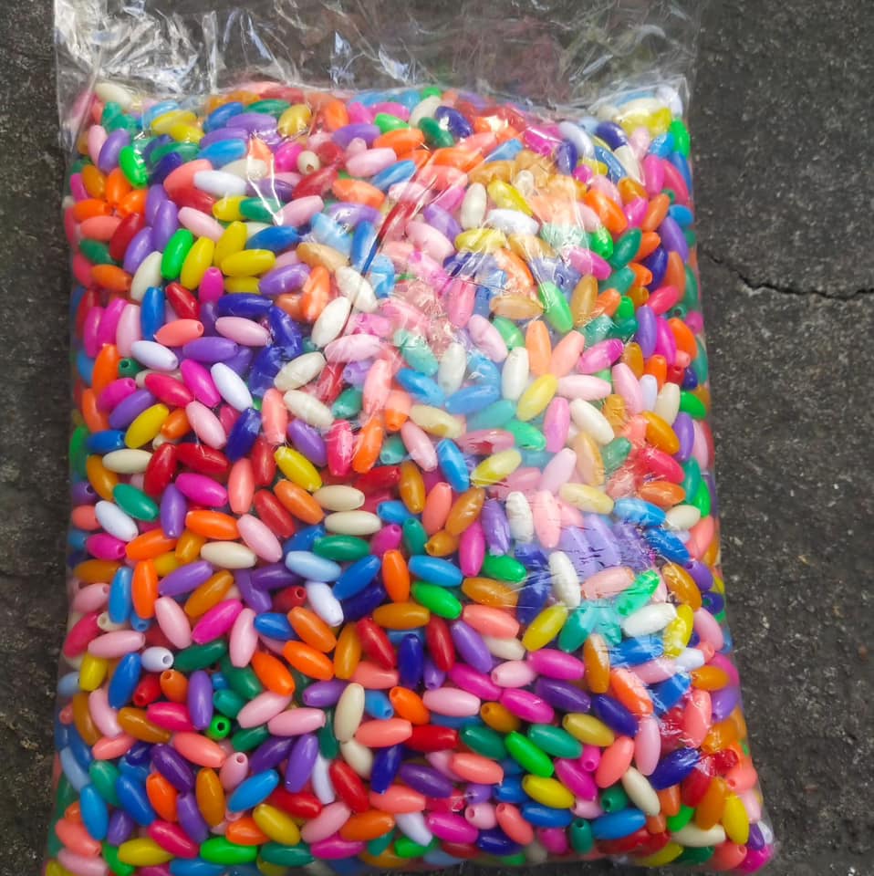 ลูกปัดแฟนซี ทรงเม็ดข้าว คละสี 1 กิโล 200 บาท