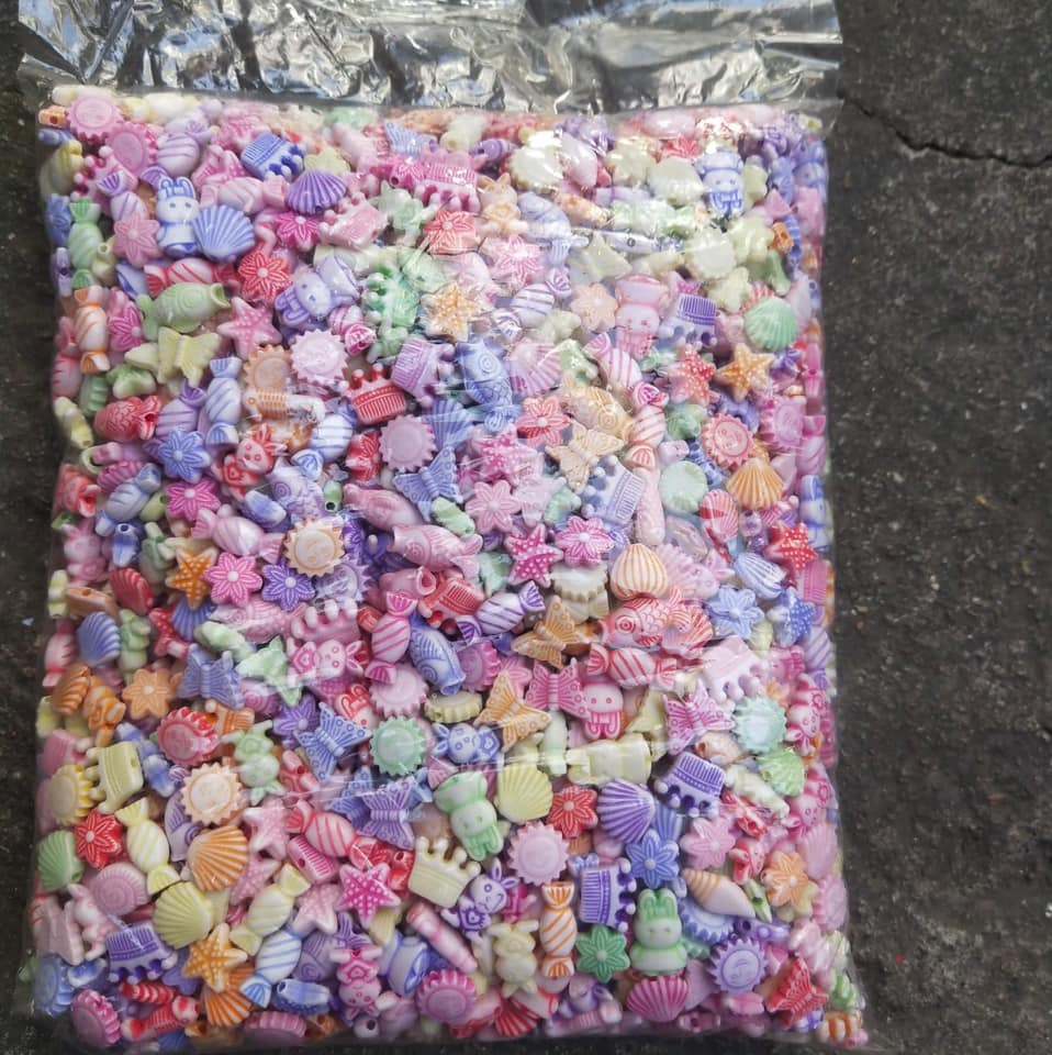 ลูกปัดแฟนซี คละแบบ คละสี 1 กิโล 200 บาท