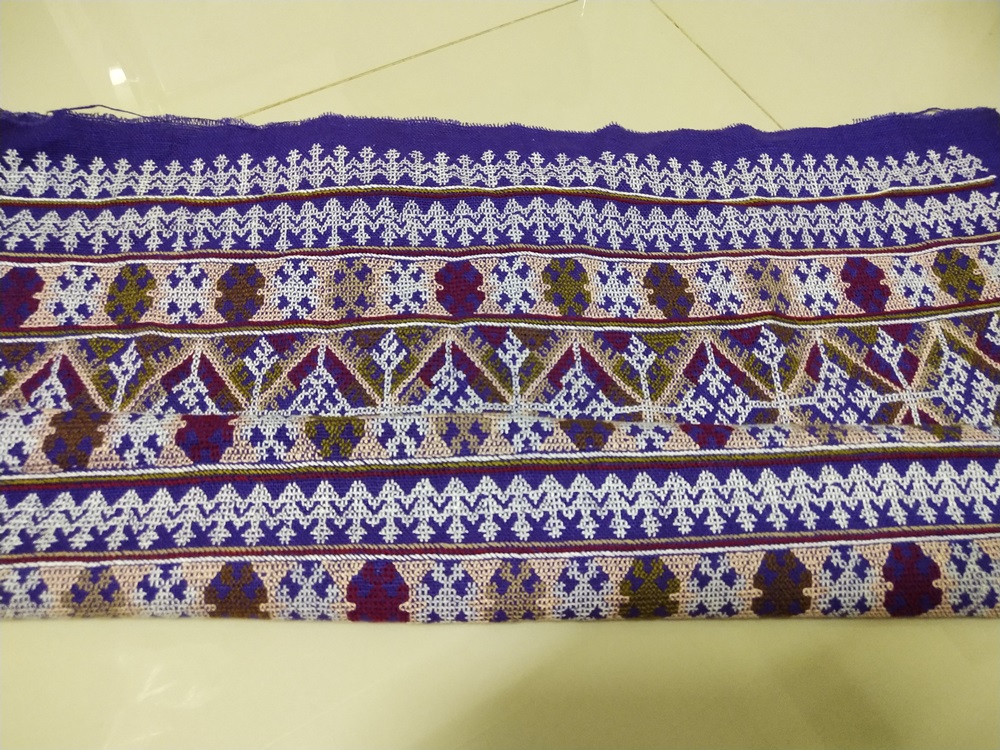 P383 ผ้าปักมือ พื้นสีม่วง ลายโบราณทั้งผืน