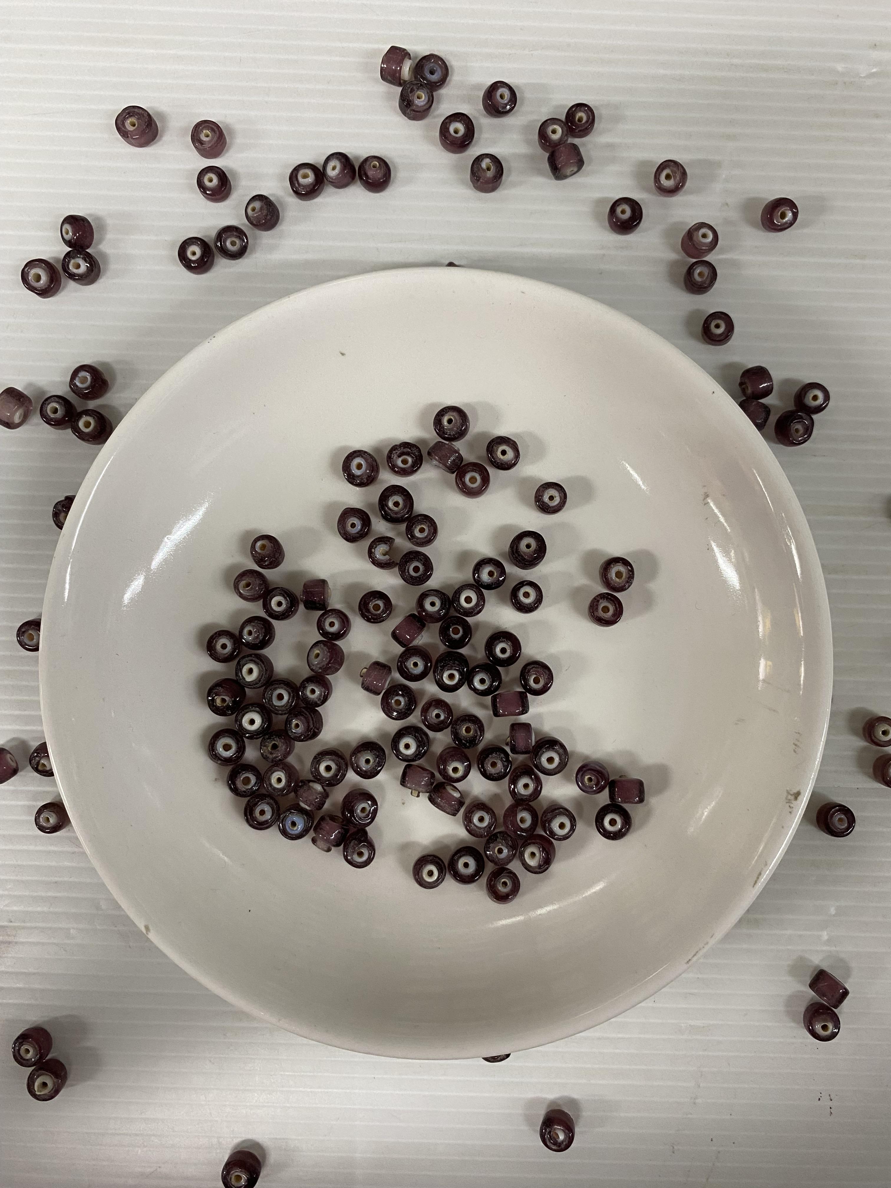 ลูกปัดแก้วอินเดียสอดไส้ทรงล้อสีม่วง 7 มิล 100กรัม200บาท