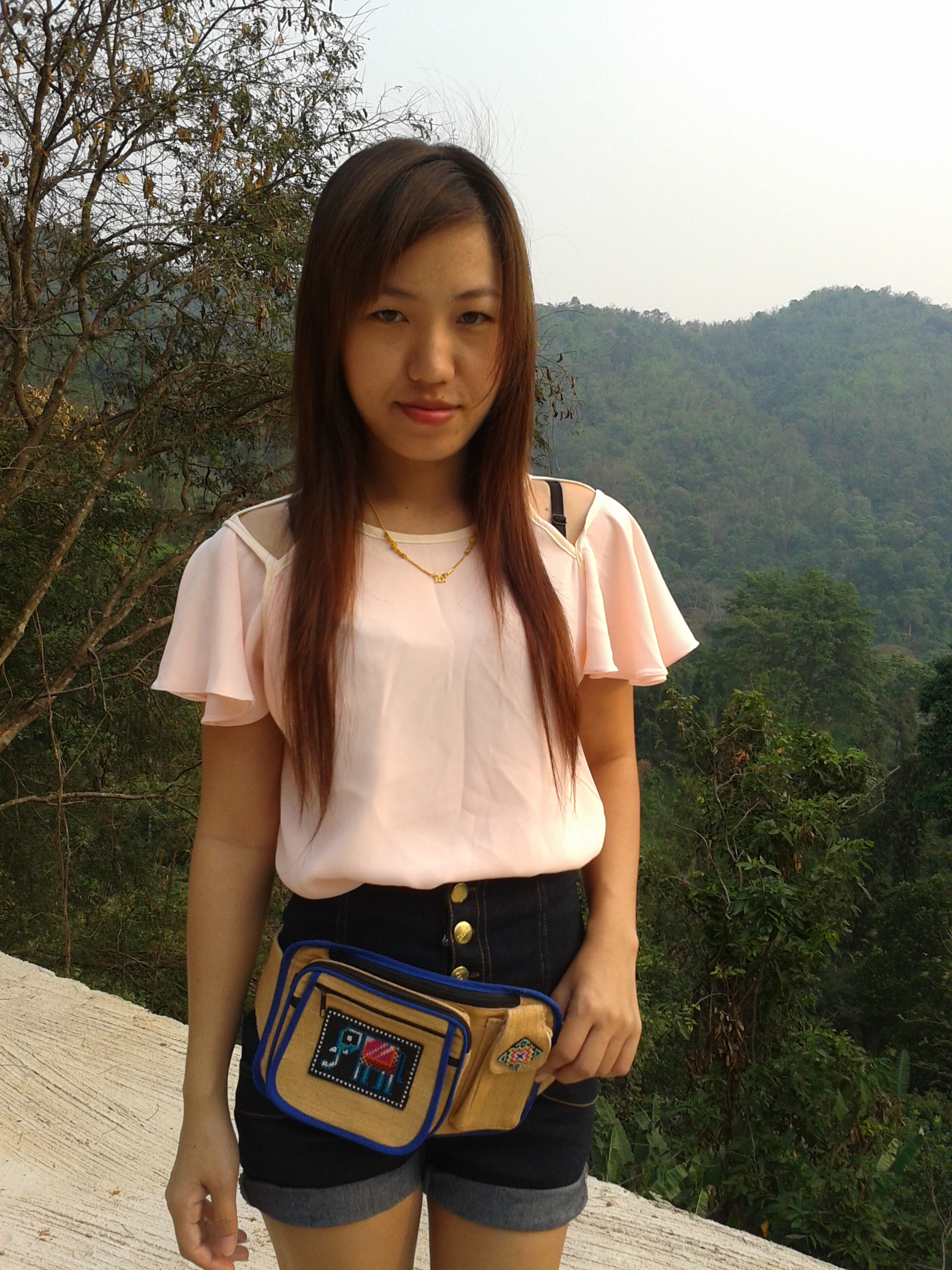 กระเป๋าคาดเอว สีครีม มีซิปสี่ชั้น มีช่องใส่มือถือ