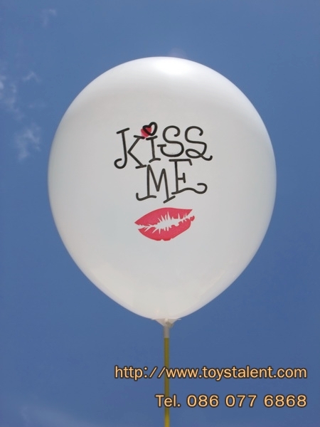 ลูกโป่งกลมสีขาวพิมพ์ลาย Kiss Me ไซส์ 12 นิ้ว แพ็คละ 10 ใบ (Round Balloons 12" - Kiss Me Printing latex balloons)