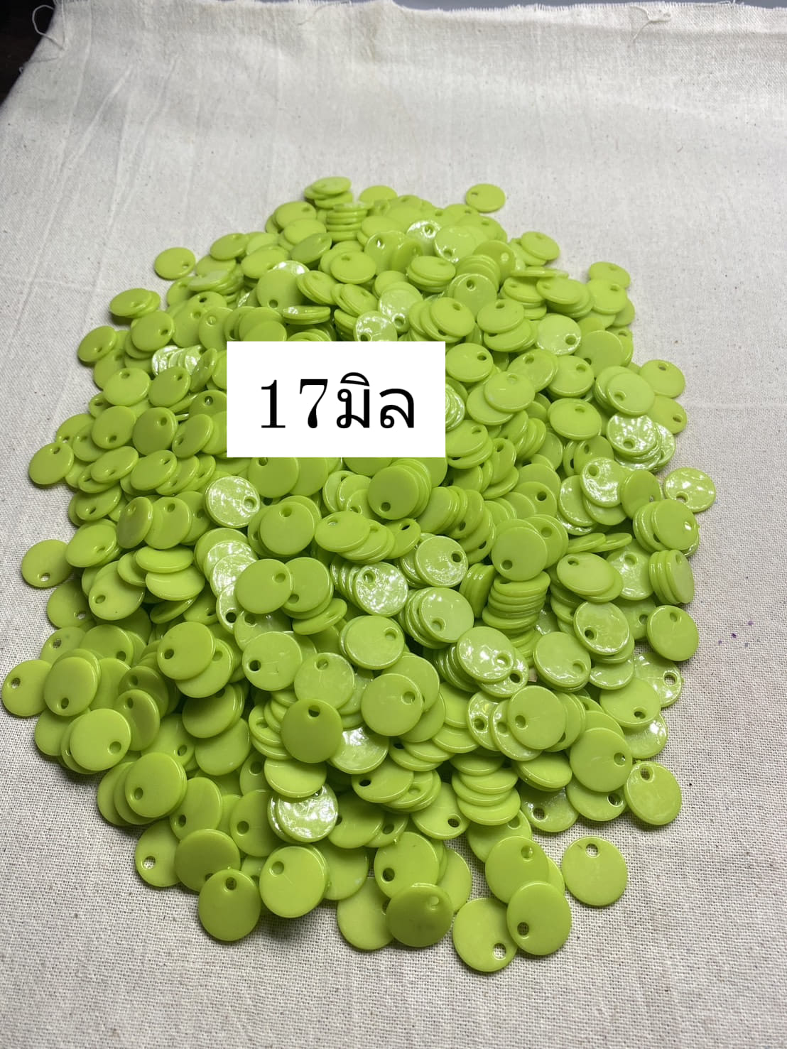 ลูกปัดพลาสติก ทรงกลมสีเขียวตอง 17มิล 1 กิโล 200 บาท