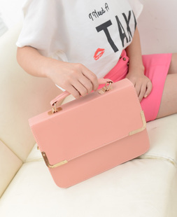 (หมดจ้า) กระเป๋าแฟชั่น ทรงเหลี่ยม สีขาว หนัง PU ดีไซน์สวยเรียบหรู มีสายสะพาย ((โปรโมชั่นส่งฟรี))