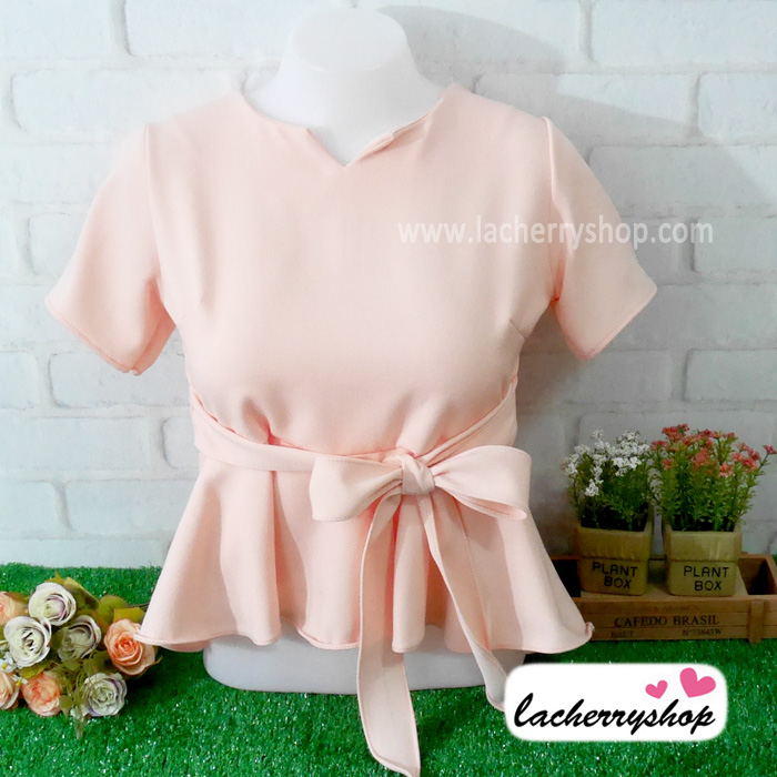 เสื้อผ้าแฟชั่นสวยๆ เสื้อทำงานสีโอรส ผ้าฮานาโกะ แต่งระบายเอว มีสายมัดโบว์ สวยหวานสไตล์เกาหลี ใส่ได้หลายสไตล์ เว้าคอ มีซิปหลัง ใส่ได้ทุกโอกาส