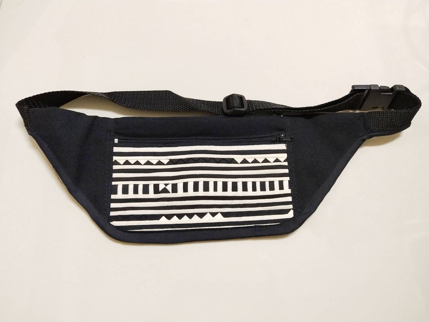 P409 กระเป๋าเงินคาดเอวสีดำ งานผ้าต่อลาย โทนขาวดำ ปรับสายได้