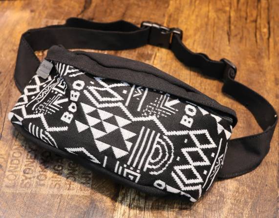 กระเป๋าแนวๆ วินเทจ คาดอก สะพายเฉียงผ้าใบ motif สี ขาวดำ