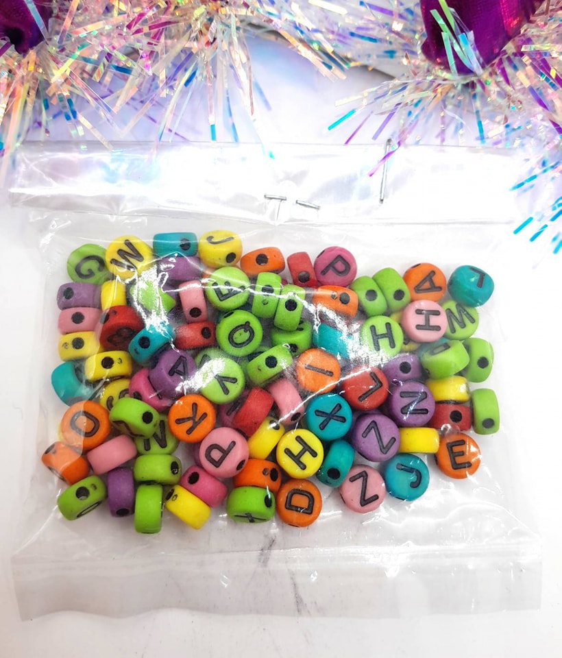 ลูกปัดแฟนซี ทรงกลมแบน ลายตัวอักษร คละสี แพค 20฿