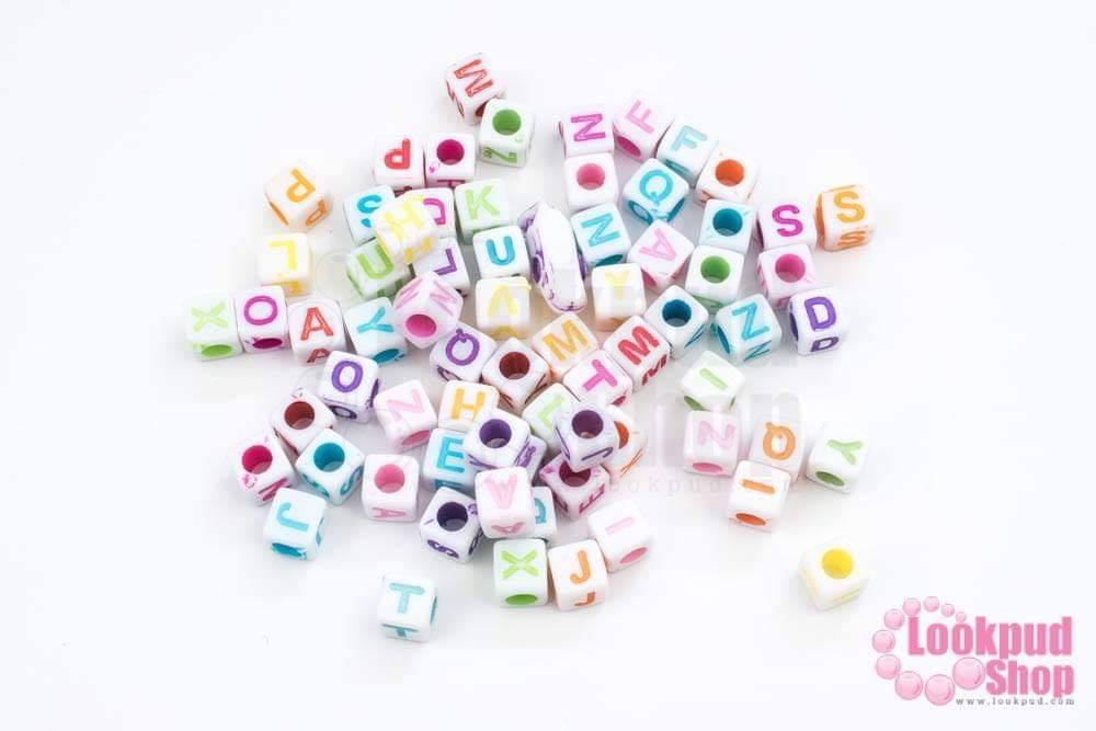 ลูกปัดพลาสติก ลูกเต๋า คละสี ตัวอักษร 6มิล (1ถุง/500กรัม)