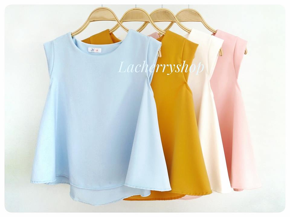 เสื้อผ้าแฟชั่นสวยๆ เสื้อทำงานสีฟ้า ผ้าฮานาโกะ แต่งดีเทลช่วงไหล่ ปล่อยชายพริ้ว แบบสวยน่ารัก สินค้าคุณภาพดี