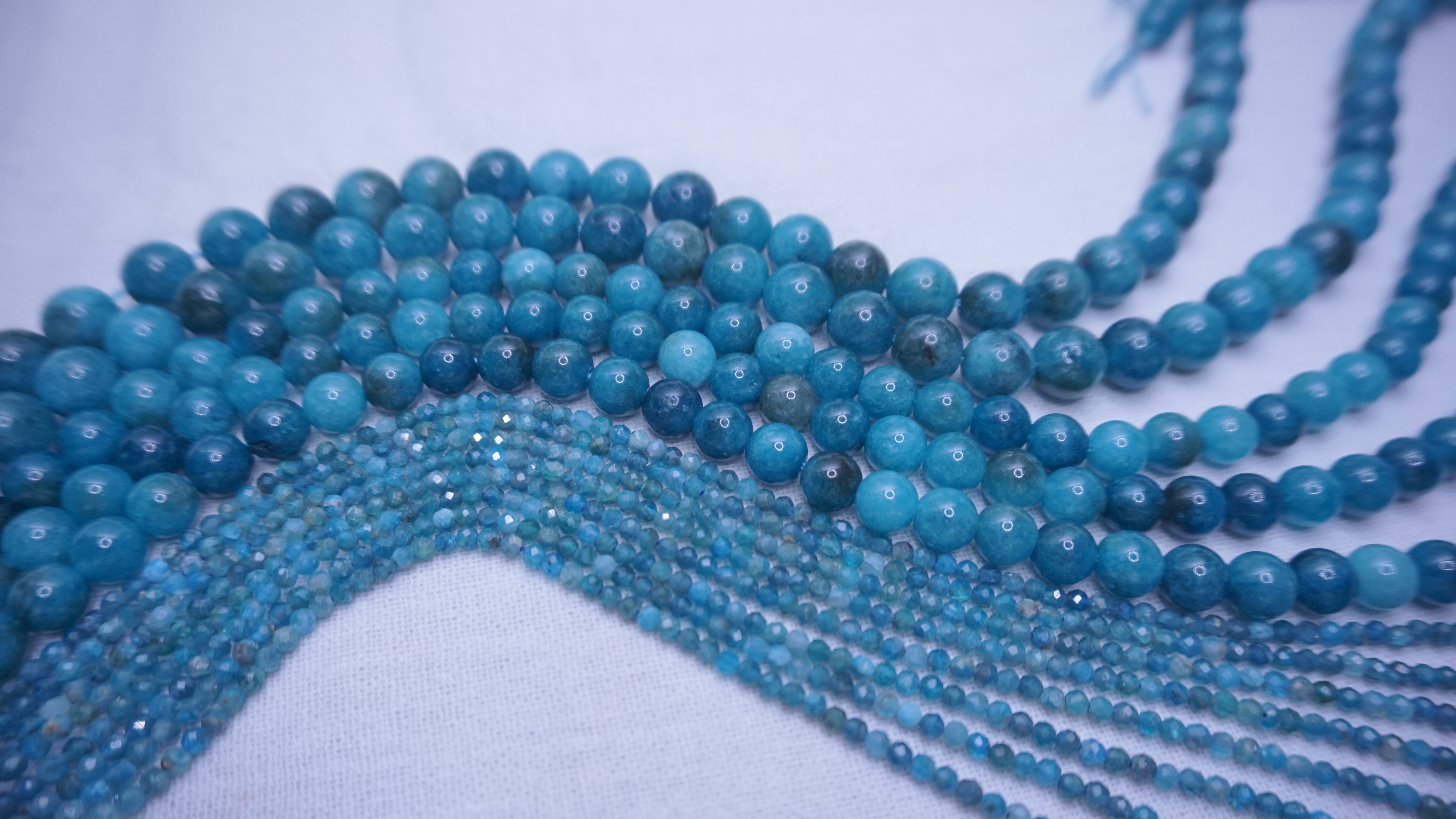 หินอพาไทต์ หินบันดาลใจ Apatite กลม 10 มิล 35 ซม. (1เส้น 39 เม็ด)