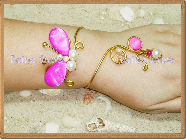 กำไลผีเสื้อปีกใหญ่ - สีชมพู **แถมต่างหูทองเหลือง 1 คู่**