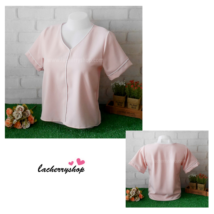 เสื้อผ้าแฟชั่นสวยๆ เสื้อทำงาน สีชมพูอ่อน ผ้าฮานาโกะ คอวี กุ้นขอบสีขาวตัดกัน แบบสวย ดีไซน์เก๋ๆ สินค้าคุณภาพดี