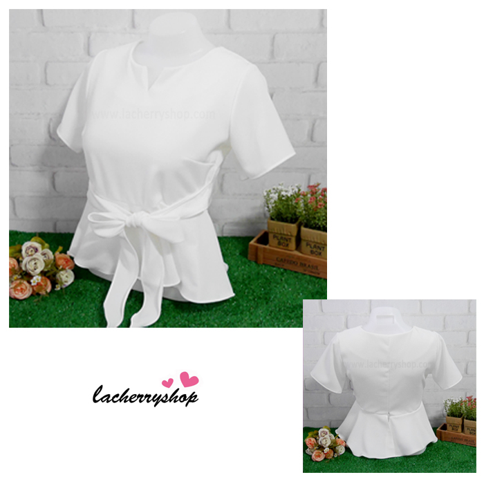เสื้อผ้าแฟชั่นสวยๆ เสื้อทำงานสีขาว ผ้าฮานาโกะ แต่งระบายเอว มีสายมัดโบว์ สวยหวานสไตล์เกาหลี ใส่ได้หลายสไตล์ เว้าคอ มีซิปหลัง ใส่ได้ทุกโอกาส