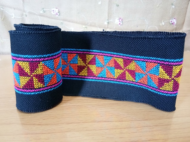 ผ้าปักผืนยาว ลายอาข่า สีสันสดใส