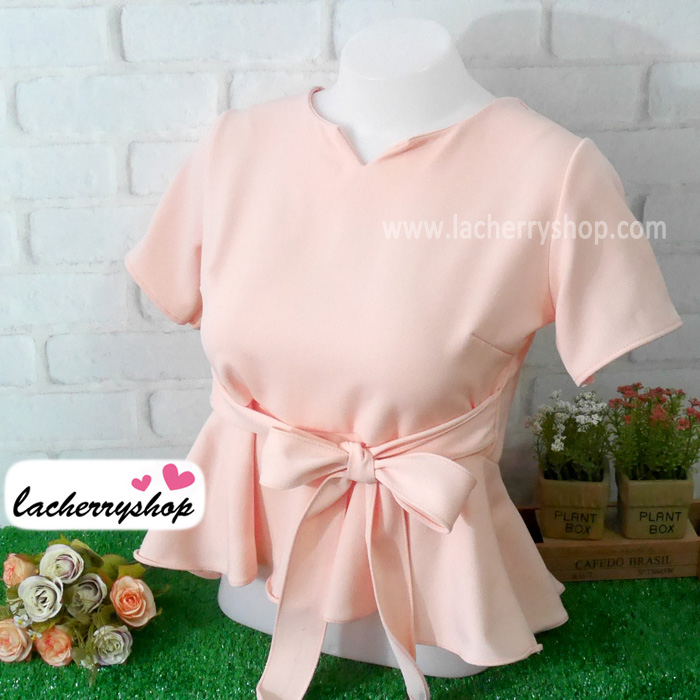 เสื้อผ้าแฟชั่นสวยๆ เสื้อทำงานสีดำผ้าฮานาโกะ แต่งระบายเอว มีสายมัดโบว์ สวยหวานสไตล์เกาหลี ใส่ได้หลายสไตล์ เว้าคอ มีซิปหลัง ใส่ได้ทุกโอกาส สำเนา