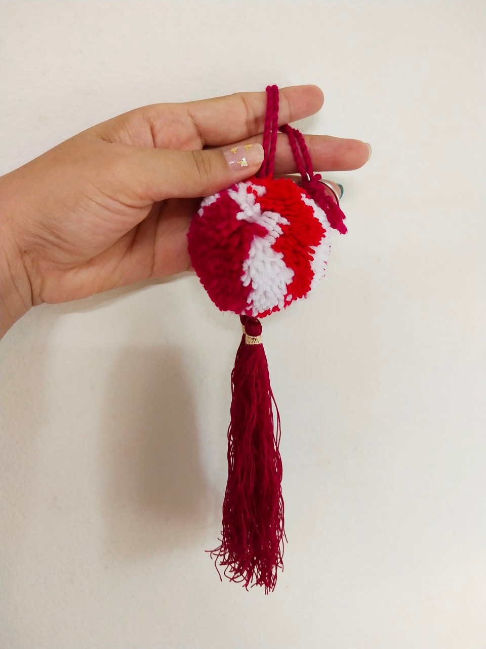 พวงกุญแจ พู่สีแดง