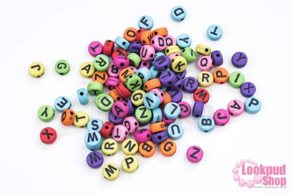 ลูกปัดพลาสติก กลมแบน คละสี ตัวอักษร 7มิล (1ถุง/500กรัม)