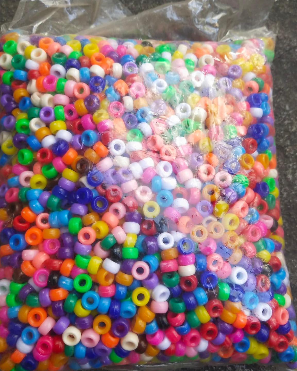 ลูกปัดแฟนซี กลมรูใหญ่ คละสี 1 กิโล 200 บาท