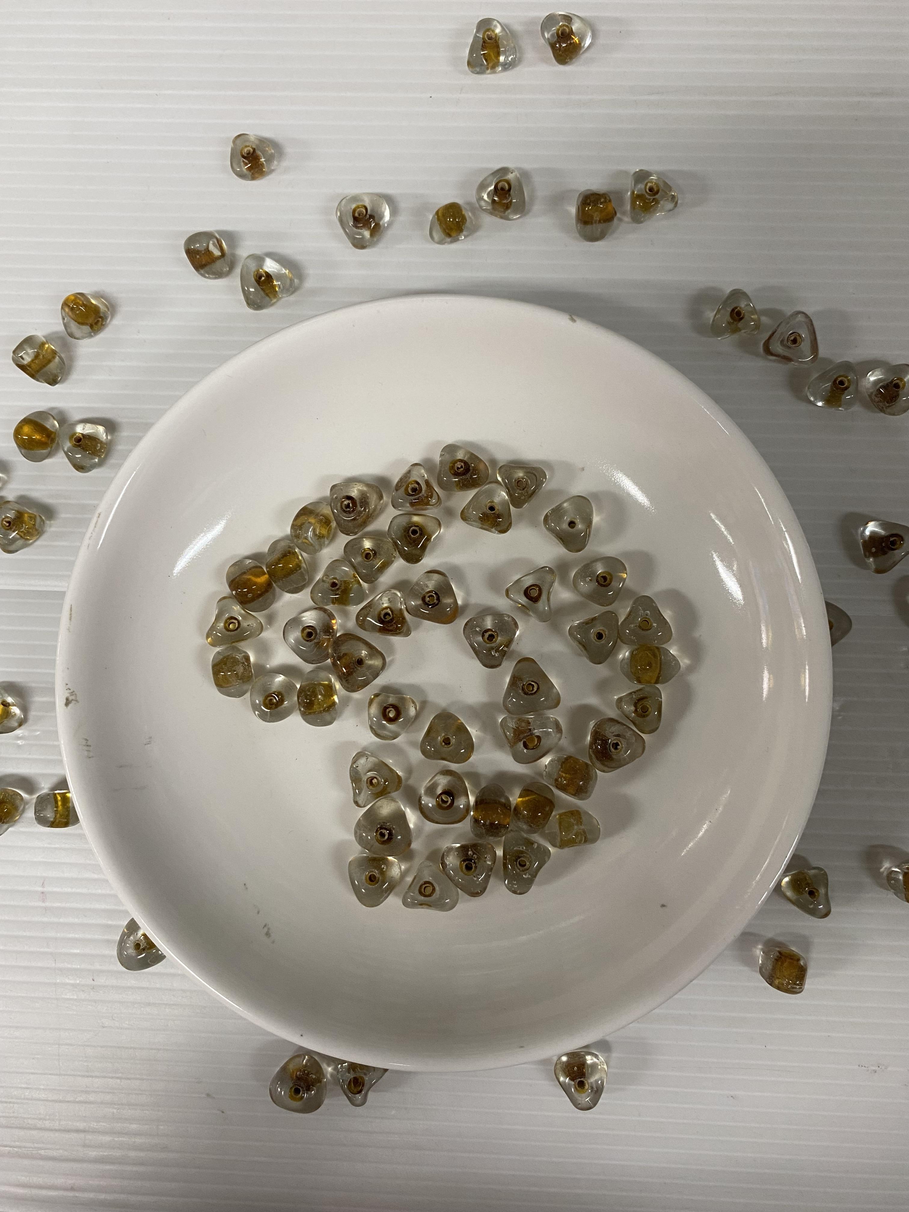 ลูกปัดแก้วอินเดียสอดไส้สีน้ำลูกปัดแก้วอินเดียสอดไส้สีน้ำตาลทรงสามเหลี่ยม 10 มิล 100 กรัม 200 บาท