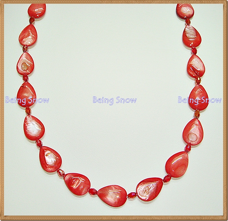 สร้อยคอหินสี - เปลือกหอยทรงหยดน้ำสีแดงเม็ดเล็ก สลับด้วยคริสตัลสีแดงใส