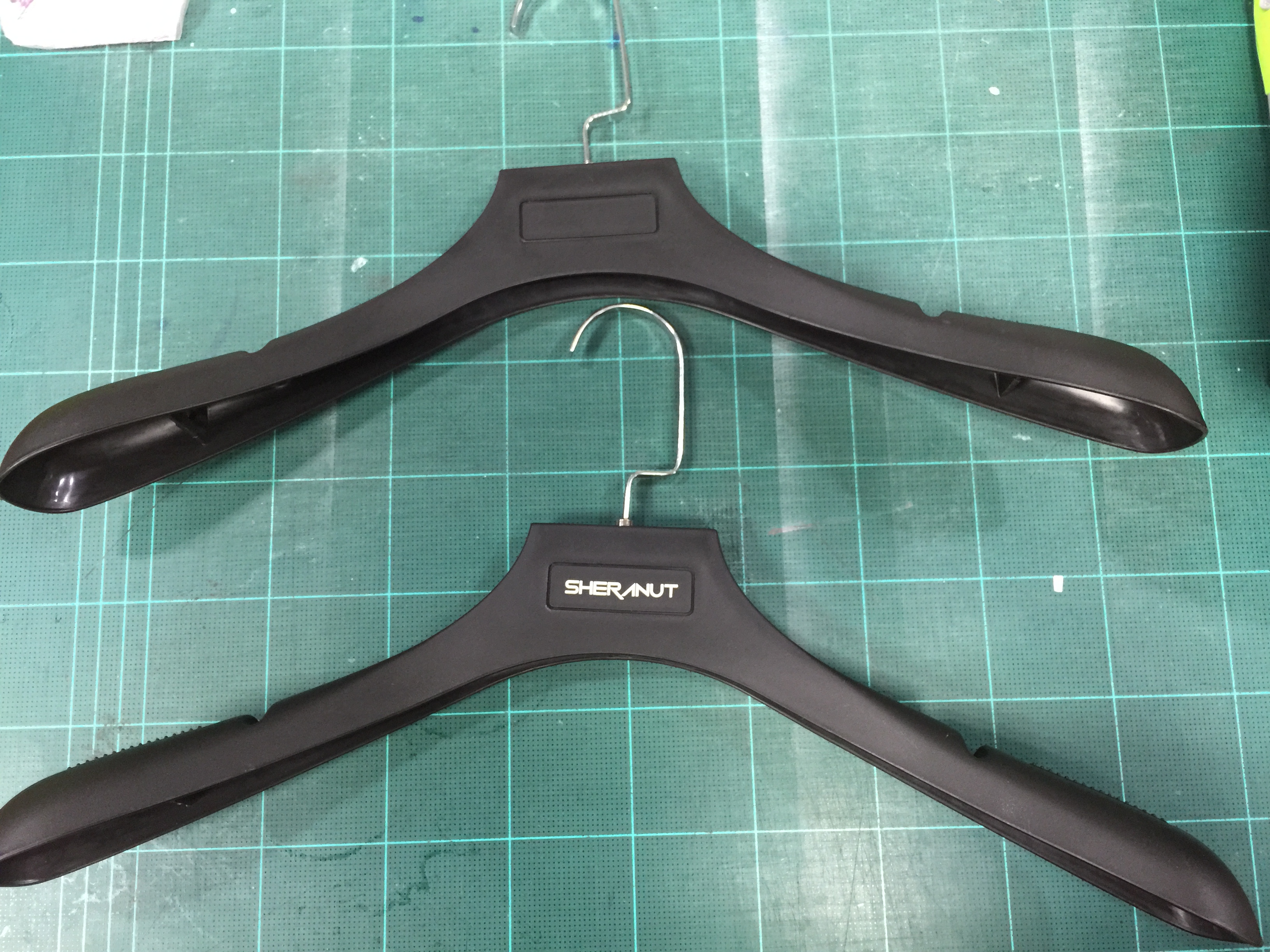 สกรีนไม้แขวนเสื้อ TREE FLOOR