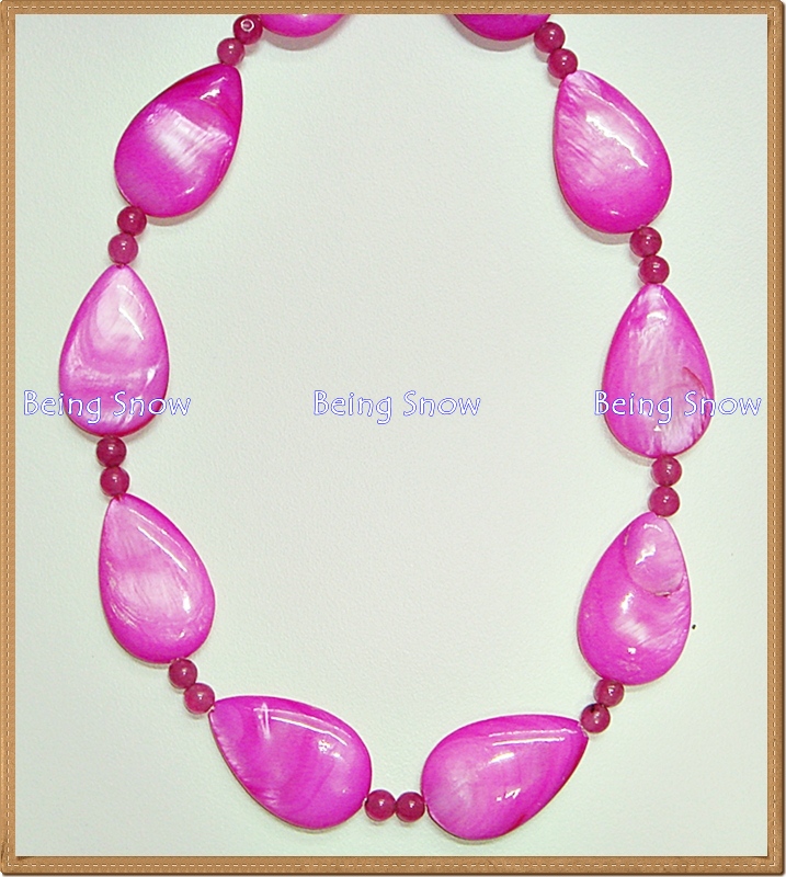 สร้อยคอหินสี - เปลือกหอยทรงหยดน้ำสีชมพูสดเม็ดใหญ่ สลับด้วยลูกปัดแก้วเม็ดเล็ก