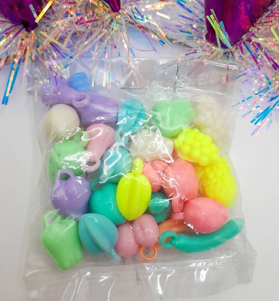 ลูกปัดแฟนซี ผัก ผลไม้ คละสี แพค 20฿