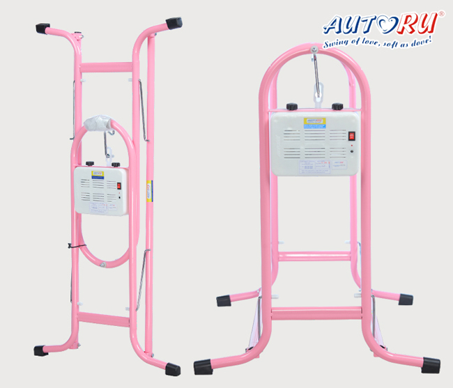 เปลไกวไฟฟ้า Autoru รุ่น Eco ตอบโจทย์สำหรับครอบครัวขนาดเล็ก ที่มีพื้นที่ใช้สอยภายในบ้านจำกัด เปลไกวไฟฟ้า Autoru รุ่น Eco เป็นเปลไกวไฟฟ้าชุดสุดคุ้มที่มากด้วยฟังก์ชั่นการใช้งาน ด้วยดีไซน์ที่กะทัดรัด เปลไกวไฟฟ้ามีน้ำหนักเพียง 7.5 กก. จึงช่วยให้เคลื่อนย้ายสะดวก ติดตั้งง่าย พร้อมออกแบบมาอย่างเหมาะสมกับสรีระลูกน้อยวัยทารก ด้วยฐานรองรับแผ่นหลังแบบเฟรมที่ช่วยป้องกันไม่ให้หลังของลูกน้อยโค้งงอในยามนอน เอกสิทธิ์พิเศษเฉพาะ เปลไกวไฟฟ้า Autoru เท่านั้น นอกจากนี้ เปลไกวไฟฟ้า Autoru ยังสามารถปรับระดับความเร็วในการไกวได้ถึง 6 ระดับ ตามน้ำหนักของน้อง และด้วยการเคลื่อนไหวที่นุ่มนวลสม่ำเสมอ โดยไร้เสียงดังรบกวน ลูกน้อยจึงหลับสนิทได้ตลอดวัน เปลไกวไฟฟ้า Autoru รุ่น Eco มี 2 สีให้เลือกสีฟ้าและสีชมพู พร้อมการรับประกัน 1 ปีเต็ม