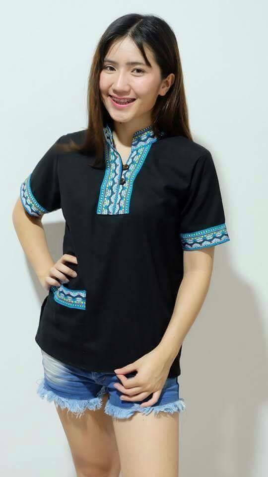 เสื้อนากา เสื้อผ้าพื้นเมือง เสื้อผ้าฝ้ายล้านนา รุ่นคอจีน ปกฟ้า แต่งลายผ้าพื้นเมืองแบบสวยเรียบหรู มีกระเป๋าหน้า