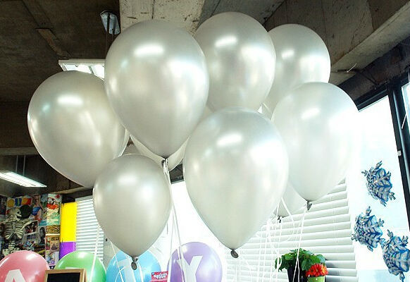ลูกโป่งกลมเนื้อเมททัลลิก สีเงิน ไซส์ 12 นิ้ว แพ็คละ 10 ใบ (Metallic Silver Latex Balloons Size 12")