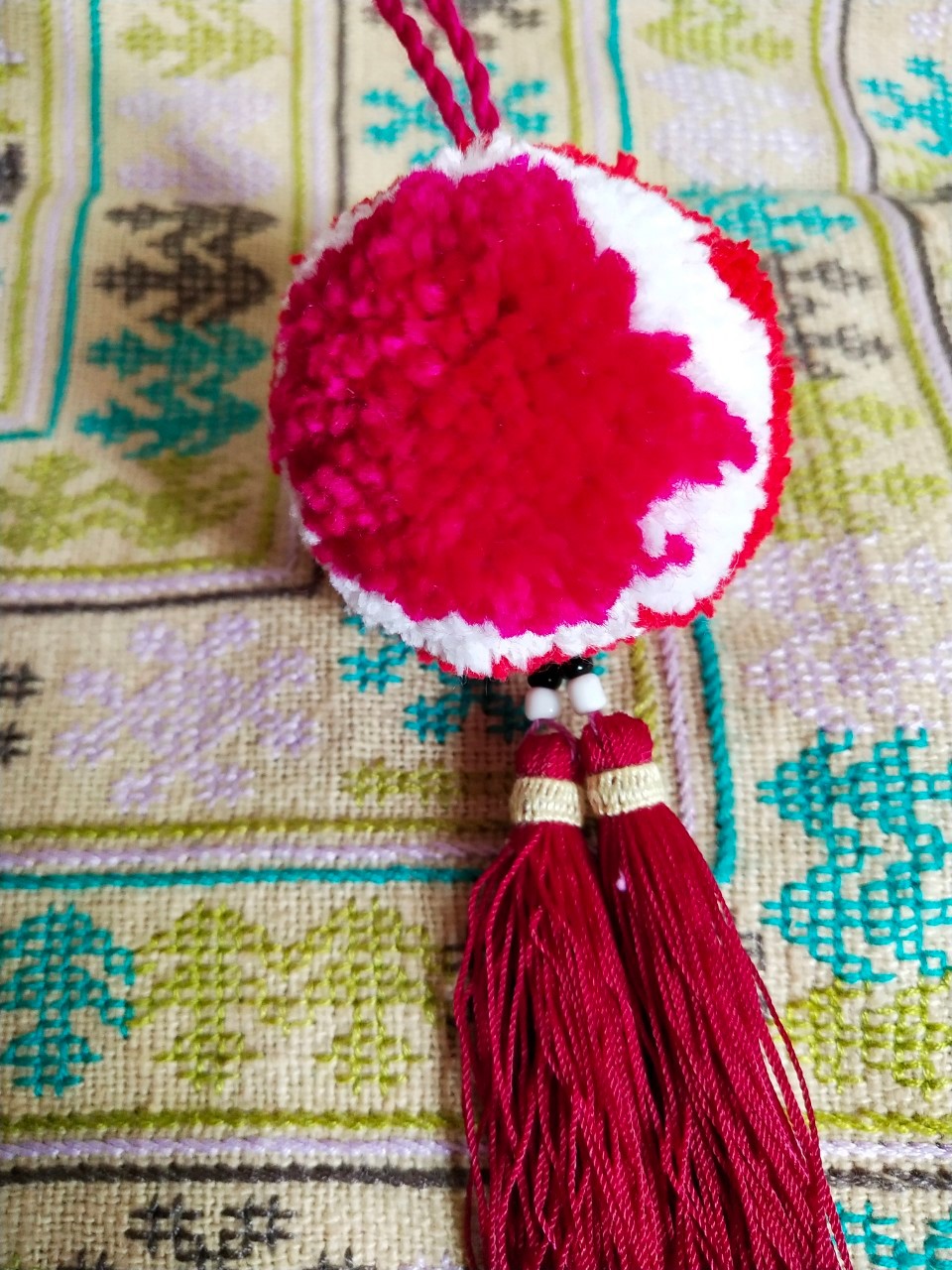 พวงกุญแจ พู่สีแดง