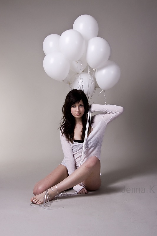 ลูกโป่งกลมเนื้อสแตนดาร์ท สีขาว ไซส์ 10 นิ้ว แพ็คละ 10 ใบ (Round Balloons Size 10" - Standard White Color)