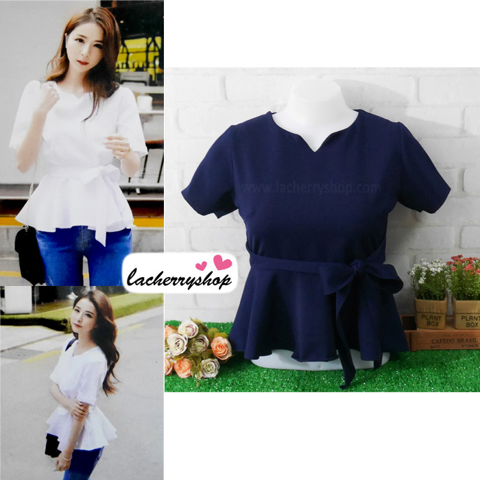 เสื้อผ้าแฟชั่นสวยๆ เสื้อทำงาน (สีแดงเข้ม) ผ้าฮานาโกะ แต่งระบายเอว มีสายมัดโบว์ สวยหวานสไตล์เกาหลี ใส่ได้หลายสไตล์ เว้าคอ มีซิปหลัง ใส่ได้ทุกโอกาส