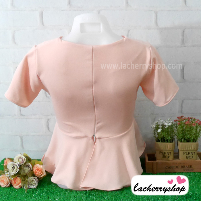 เสื้อผ้าแฟชั่นสวยๆ เสื้อทำงานสีโอรส ผ้าฮานาโกะ แต่งระบายเอว มีสายมัดโบว์ สวยหวานสไตล์เกาหลี ใส่ได้หลายสไตล์ เว้าคอ มีซิปหลัง ใส่ได้ทุกโอกาส