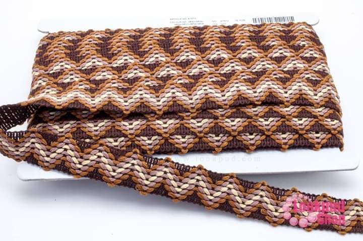 ผ้าแถบ ลายคลื่น โทนสีน้ำตาล กว้าง 2.3ซม (1พับ/18หลา)