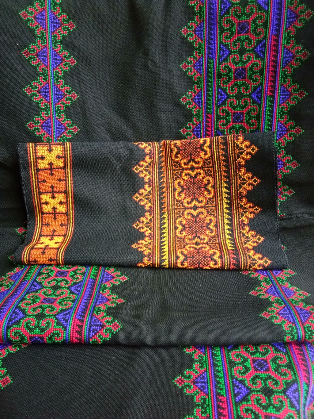 P340. ผ้า ปัก มือ โทน สีเหลืองน้ำตาล ลายประยุกต์