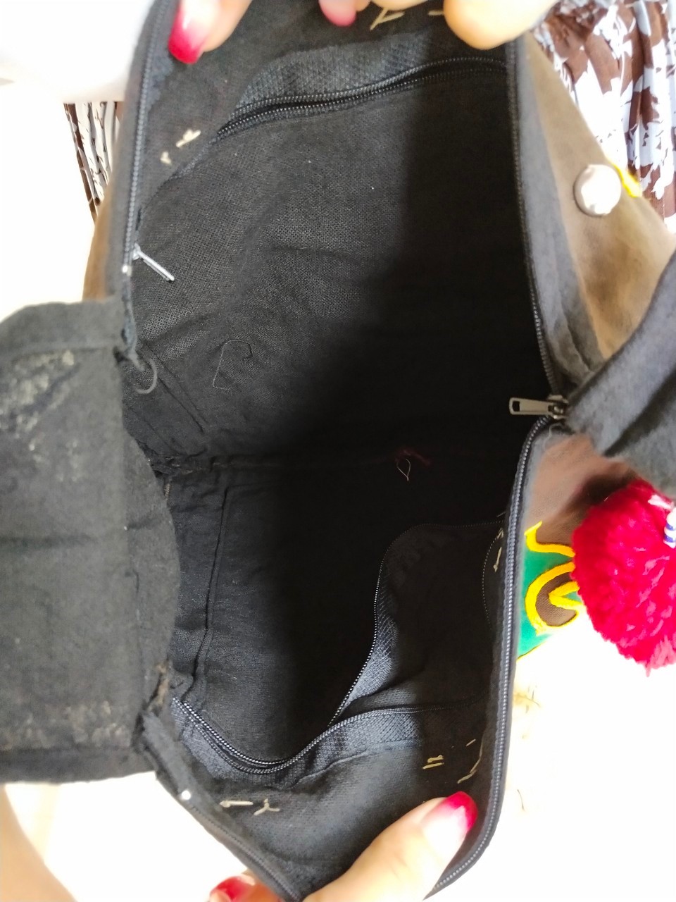 ย่ามสะพาย ลายดอกสีเขียวเดินด้ายสีเหลือง พื้นสีน้ำตาล มีลายสองด้าน