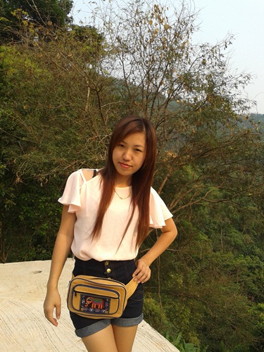 กระเป๋าคาดเอว สีครีม ปักลายช้างซิปด้านหน้า สามชั้น ด้านหลังหนึ่ง