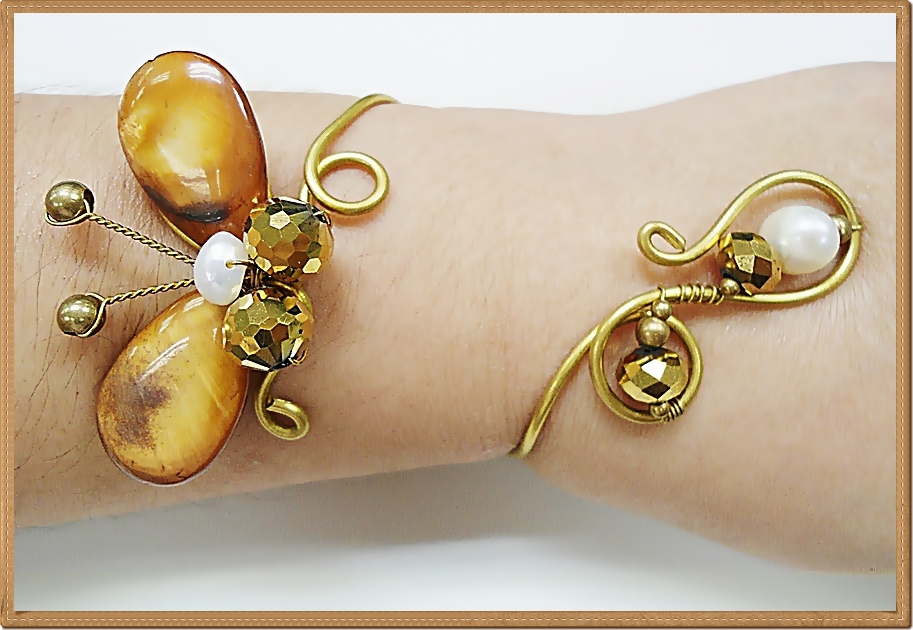 กำไลผีเสื้อปีกใหญ่ - สีน้ำตาลทอง **แถมต่างหูทองเหลือง 1 คู่**